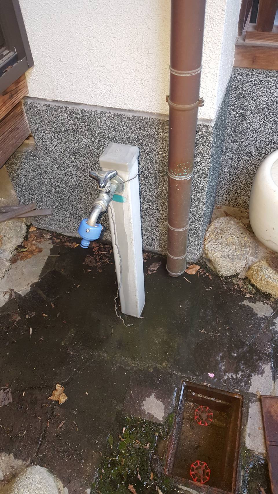 外の水道パイプからの水漏れ修理 摂津市 I様