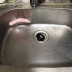 キッチンの排水詰まりを修理
